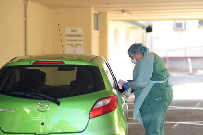 Pemeriksaan Virus Corona via Drive-Thru di Australia RS di Australia membuka layanan pemeriksaan virus corona via drive-through. Hal itu dilakukan guna minimalkan kontak antara calon pasien dengan petugas medis.