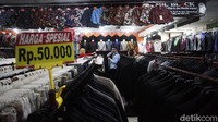 Meski digempur isu corona, penjualan pakaian impor tetap eksis.
