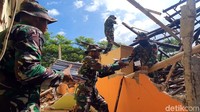 Bangunan yang menjadi ruang perpustakaan tampak ambruk dan nyaris rata dengan tanah.