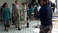 Sesampainya di Regol Keben, Raja dan Ratu Belanda langsung disambut oleh anak-anak Sultan, antara lain GKR Mangkubumi, GKR Maduretno, GKR Condrokirono dan GKR Bendara.