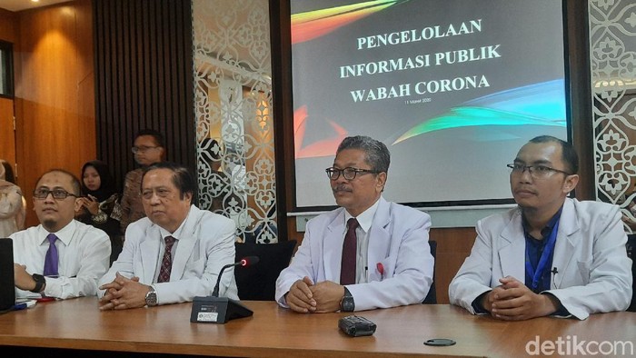 Tim dokter virus corona di RS Unair Surabaya