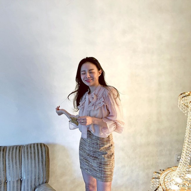 Jiwoo pun akan bertanggung jawab sebagai Creative Director yang mengurus bidang marketing hingga distribusi. Direncanakan jika situs baru Jiwoo akan memasarkan produknya ke luar negeri, terutama China. Foto: Instagram @mejiwoo103