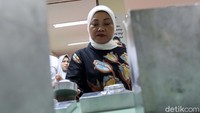 Ida melihat produk karya peserta BLK.