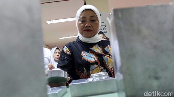 Menaker Ida Fauziyah mengunjungi Balai Besar Pengembangan Latihan Kerja (BBPLK) Kota Bandung, Jabar. Menaker peserta BLK dapat diserap di sektor industri.