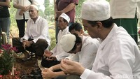 Putra kedua Rama Aiphama, Kemal, tampak tak kuasa menahan tangisnya.