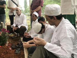 Isak Tangis Keluarga Antar Rama Aiphama ke Pemakaman