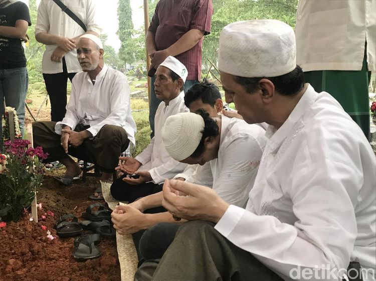 Tangis Anak dan Suasana Pemakaman Rama Aiphama