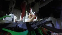 Seorang pedagang sedang merapikan barang dagangannya di Pasar Metro Atom, Pasar Baru, Jakarta, Rabu (11/3/2020). 