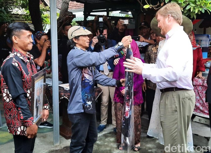 Raja Belanda Willem Alexander dan Ratu Maxima berkunjung ke Kampung Cyber, Yogyakarta. Raja Belanda Willem Alexander sempat berbelanja batik di sana.