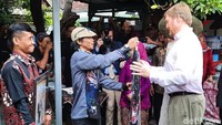Raja Belanda Willem Alexander dan Ratu Maxima berkunjung ke Kampung Cyber di Patehan, Kemantren Kraton, Yogyakarta seusai bertemu dengan Raja Keraton Ngayogyakarta Hadiningrat di Gedhong Jane, Rabu (11/3/2020).