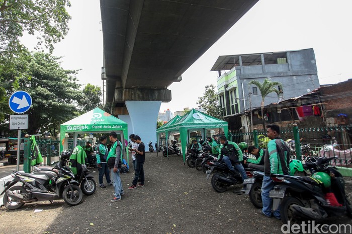 Shelter Ojek Online di Kolong Rel Kereta Juanda Kolong rel kereta Juanda kini menjadi lokasi shelter ojek online. Keberadaan shelter itu guna mencegah terjadinya penumpukan ojek online di pinggir jalan.