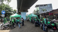 Sejumlah pengendara ojek online (ojol) tampak menunggu penumpang di Shelter Stasiun Juanda, Jakarta, Rabu (11/3/2020).