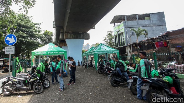 Kolong rel kereta Juanda kini menjadi lokasi shelter ojek online. Keberadaan shelter itu guna mencegah terjadinya penumpukan ojek online di pinggir jalan.