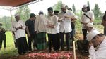 Tangis Anak dan Suasana Pemakaman Rama Aiphama