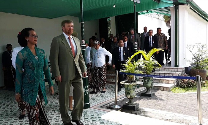 Raja dan Ratu Belanda Kunjungi Keraton Yogyakarta Raja Willem Alexander bersama Ratu Maxima dari Belanda mengunjungi Keraton Ngayogyakarta Hadiningrat, Rabu (11/3/2020). Setibanya di Keraton Yogya, Raja dan Ratu Belanda disambut Raja Ngayogyakarta Hadiningrat, Sri Sultan Hamengku Buwono (HB) X beserta keluarga.