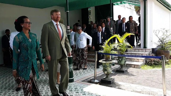 Raja Willem Alexander bersama Ratu Maxima dari Belanda mengunjungi Keraton Ngayogyakarta Hadiningrat, Rabu (11/3/2020). Setibanya di Keraton Yogya, Raja dan Ratu Belanda disambut Raja Ngayogyakarta Hadiningrat, Sri Sultan Hamengku Buwono (HB) X beserta keluarga.