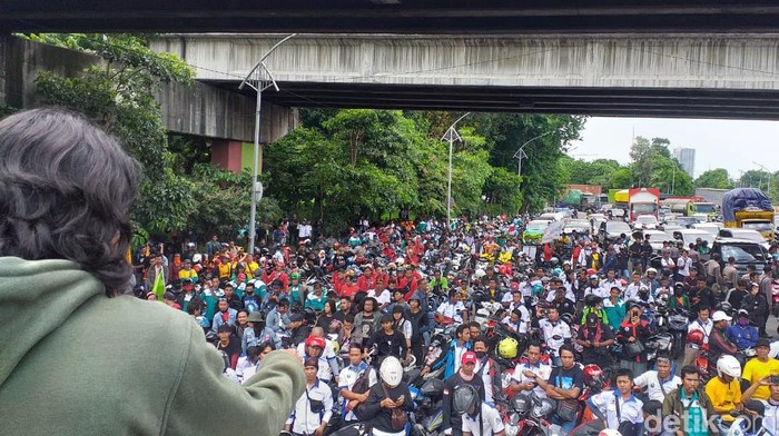 Massa yang menolak Omnibus Law berorasi di Bundaran Waru, perbatasan Surabaya-Sidoarjo. Ribuan pendemo itu terdiri dari mahasiswa dan buruh.
