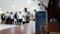 Cairan antiseptik juga disediakan di area gedung DPRD DKI Jakarta.
