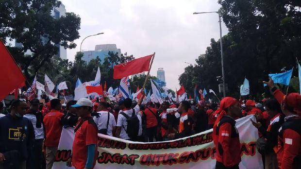 Massa Demo di Balai Kota DKI, Jl Medan Merdeka Selatan ke Patung Kuda Ditutup