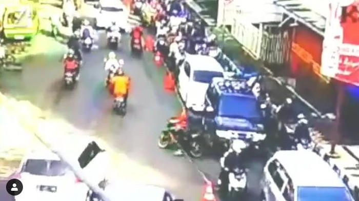 Terlalu Pemotor Nekat Lawan Arus Sampai Seret Traffic Cone 1313