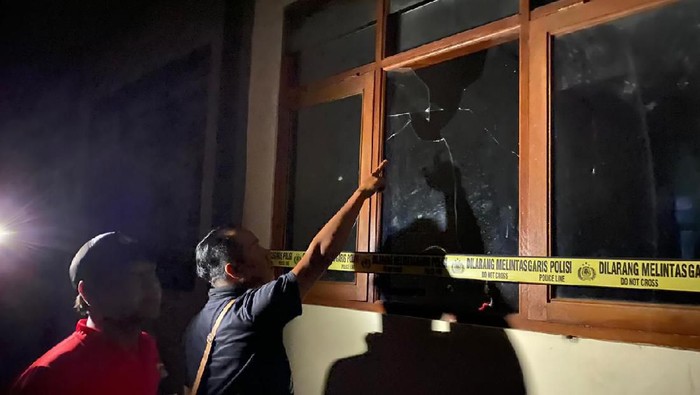Polisi melakukan olah TKP terkait perusakan sekolah oleh 4 remaja di Bangli (dok. Istimewa)
