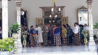 Pantauan detikcom, di Keraton Yogyakarta, Rabu (11/3/2020), Sultan dan Raja Belanda keluar dari Gedhong Jene Pukul 11.12 WIB. Selanjutnya, kedua raja itu saling bertukar cenderamata. Cenderamata dari Sultan kepada Raja Belanda berupa blangkon yang terbuat dari perak.