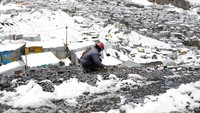 Jika mereka beruntung, mereka bisa langsung mengantonginya dan menjualnya ke pedagang gelap yang kiosnya berjejer di jalan utama La Rinconada. Biasanya dalam seminggu para wanita bisa mengumpulkan 1-2 gram dan dijual dengan harga yang bervariasi.