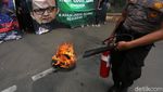 Aksi Bakar Ban Warnai Demo Kasus Sarang Burung Walet Novel Baswedan