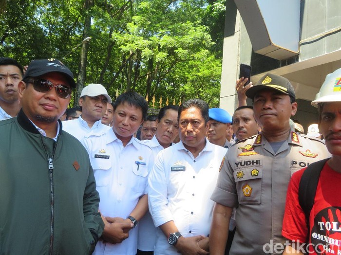 Massa buruh yang demo tolak Omnibus Law di depan kantor Gubernur Sulsel membubarkan diri setelah ditemui Pj Walkot Makassar (Noval Dhwinuari/detikcom)