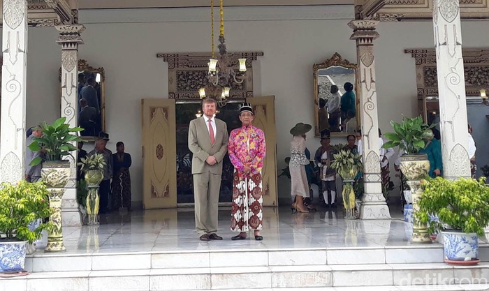 Raja Belanda Bertemu Sultan Hamengku Buwono Raja Keraton Ngayogyakarta Hadiningrat, Sri Sultan Hamengku Buwono (HB) X menerima Raja Belanda, Willem Alexander dan Ratu Maxima di Gedhong Jene, Yogyakarta.