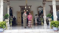 Raja Keraton Ngayogyakarta Hadiningrat, Sri Sultan Hamengku Buwono (HB) X melakukan pertemuan tertutup dengan Raja Belanda, Willem Alexander dan Ratu Maxima di Gedhong Jene. Usai pertemuan tersebut, Sultan dan Raja Belanda bertukar cenderamata.