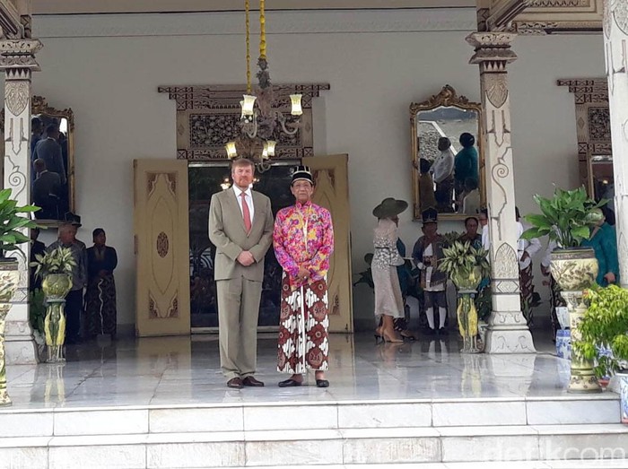 Raja Keraton Ngayogyakarta Hadiningrat, Sri Sultan Hamengku Buwono (HB) X menerima Raja Belanda, Willem Alexander dan Ratu Maxima di Gedhong Jene, Yogyakarta.