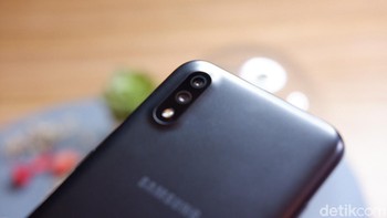 Bagian belakang terdapat kamera ganda. Masing-masing berukuran 13 MP dan 2 MP. Foto: Adi Fida Rahman/detikINET