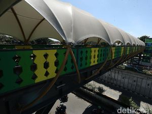 Keren, JPO Pasar Minggu Kini Bernuansa Betawi