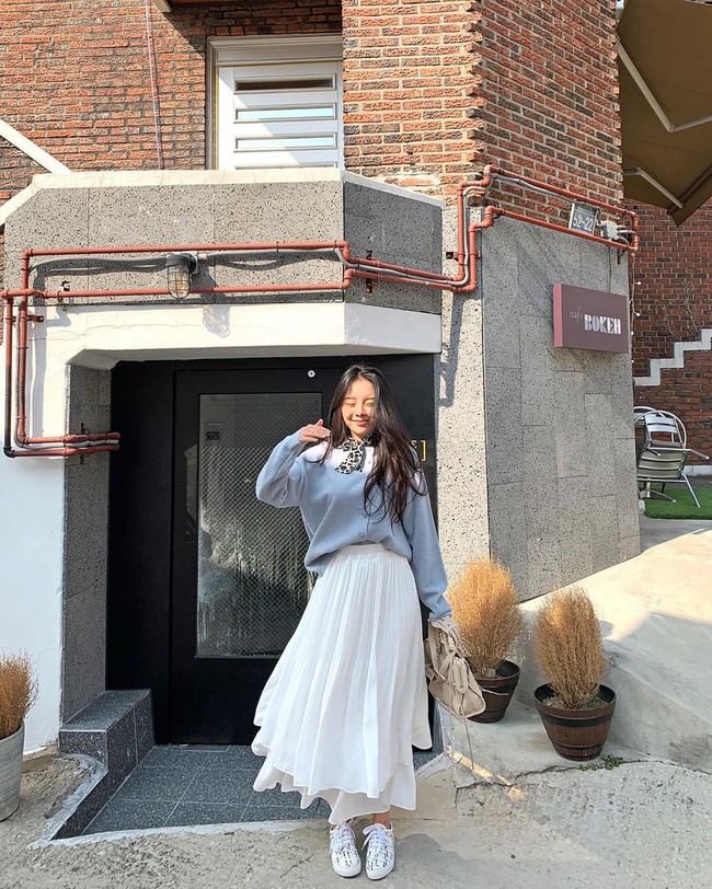 Di Instagram, Jung Jiwoo pun sering memamerkan gaya yang simpel tapi chic. Ia sering kali bermain dengan tema monokrom yang dipadukan warna-warna pastel. Sesekali kakak Jung Hoseok ini juga kerap mengenakan baju bermotif bunga. Foto: Instagram @mejiwoo103