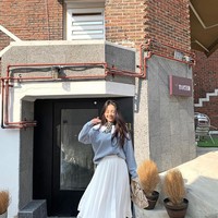 Di Instagram, Jung Jiwoo pun sering memamerkan gaya yang simpel tapi chic. Ia sering kali bermain dengan tema monokrom yang dipadukan warna-warna pastel. Sesekali kakak Jung Hoseok ini juga kerap mengenakan baju bermotif bunga. Foto: Instagram @mejiwoo103