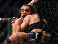 Pertandingan Brutal, Kepala Petarung UFC Wanita Ini Sampai 'Penyok' 