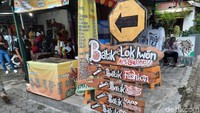 Setibanya di Kampung Cyber, keduanya masuk ke sebuah galeri seni. Rombongan Raja dan Ratu Belanda berada di galeri seni hanya beberapa menit.