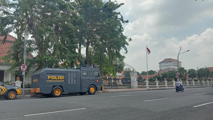 persiapan demo di depan gedung negara grahadi