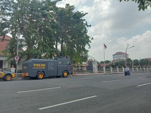 Gedung Grahadi Dikelilingi Kawat Berduri Jelang Demo Tolak Omnibus Law