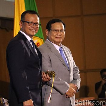 Menteri Kelautan dan Perikanan, Edhy Prabowo menjalani ujian sidang terbuka doktor di Unpad, Bandung, Jawa Barat, Rabu (11/3/2020). Acara itu dihadiri oleh Menteri Pertahanan Prabowo Subianto.