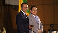 Beginilah potret kebersamaan (ki-ka) Edhy Prabowo dan Prabowo Subianto yang berhasil terekam kamera tim detikcom. Foto: Wisma Putra