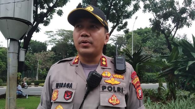 Massa Demo di Balai Kota DKI, Jl Medan Merdeka Selatan ke Patung Kuda Ditutup