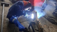 Pada kesempatan ini bekerjasama dengan PT Berau Coal untuk melatih lulusan SMA di Berau, Kalimantan Timur baik soft skill maupun technical skill sampai mendapatkan sertifikasi BNSP agar menjadi welder berkualifikasi sehingga mempunyai kesempatan bersaing untuk dapat bekerja di perusahaan maupun membuka jasa bengkel las mandiri. Foto: dok. ABM Investama