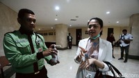 Tina Toon juga membersihkan tangannya menggunakan cairan antiseptik.