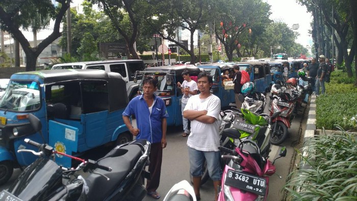 Massa demo tolak omnibus law di depan Gedung DPRD DKI Jakarta. (Foto: Sachril/detikcom)