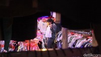 Meski di hari kerja, pasar pakaian impor ini tetap dikunjungi warga. 