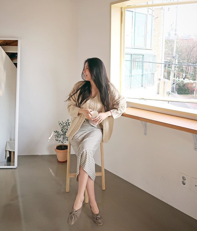 Gaya-gaya Jung Jiwoo yang diunggah di Instagram pun bisa dijadikan inspirasi untuk kamu hangout, bekerja, bahkan pesta. Foto: Instagram @mejiwoo103