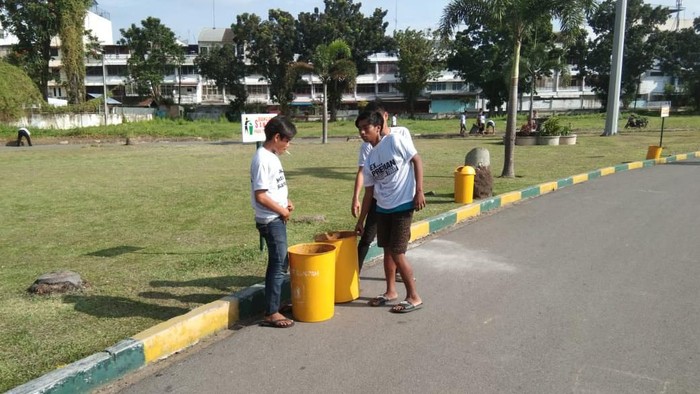 Preman yang dihukum bersih-bersih lingkungan di Medan (Dok. Istimewa)