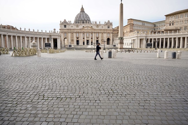 Sejak Maret 2020, seperti ini penampakan St. Peters Square. Akibat pandemi virus Corona, Vatican City menutup area wisata ini bagi para turis asing hingga 3 April 2020. Foto: Andrew Medichini/AP